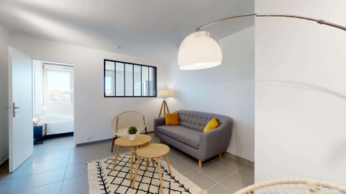 Room in Rue de Saint Cyr, Lyon for 85 m² with 6 bedrooms