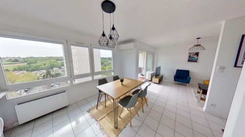 Room in Boulevard de l'Europe, Oullins-Pierre-Bénite for 107 m² with 5 bedrooms