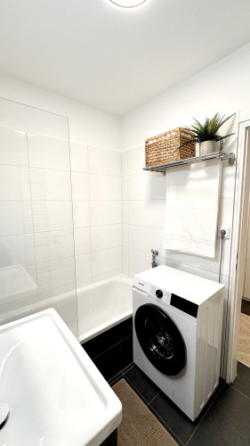 Move in with just your suitcases…Fully furnished studio, incl. kitchen, furniture, electricity, internet