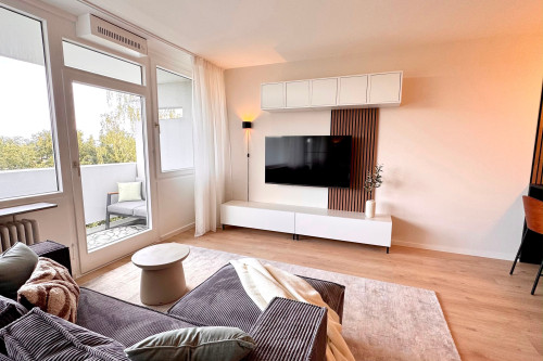 Move in with just your suitcases…Fully furnished studio, incl. kitchen, furniture, electricity, internet