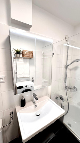 Move in with just your suitcases…Fully furnished studio, incl. kitchen, furniture, electricity, internet