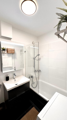 Move in with just your suitcases…Fully furnished studio, incl. kitchen, furniture, electricity, internet