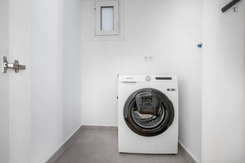Inviting 2-bedroom flat near the University of Economics and Business