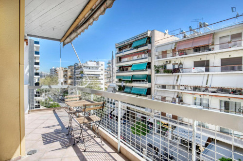 Bright 2-bedroom flat in Paleo Faliro