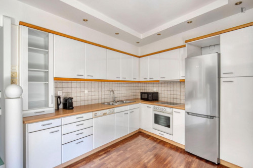 Bright 2-bedroom flat in Paleo Faliro