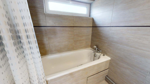 Room in Avenue Raymond de Veyssière, Écully for 81 m² with 5 bedrooms