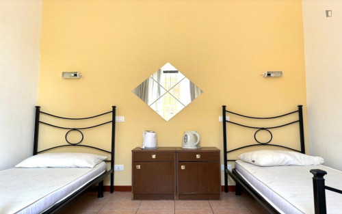 Bed in a neat twin bedroom, in Portuense - Gallery - 29