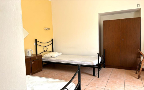 Bed in a neat twin bedroom, in Portuense