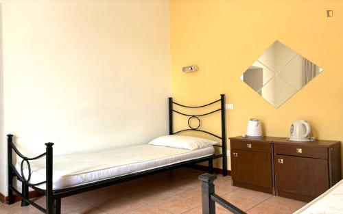 Bed in a neat twin bedroom, in Portuense - Gallery - 20