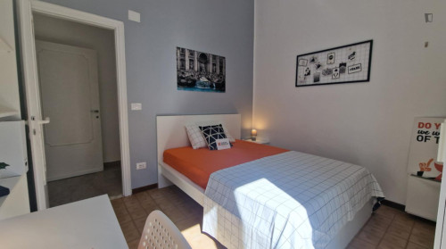 Pleasant double bedroom in Quartiere X Ostiense