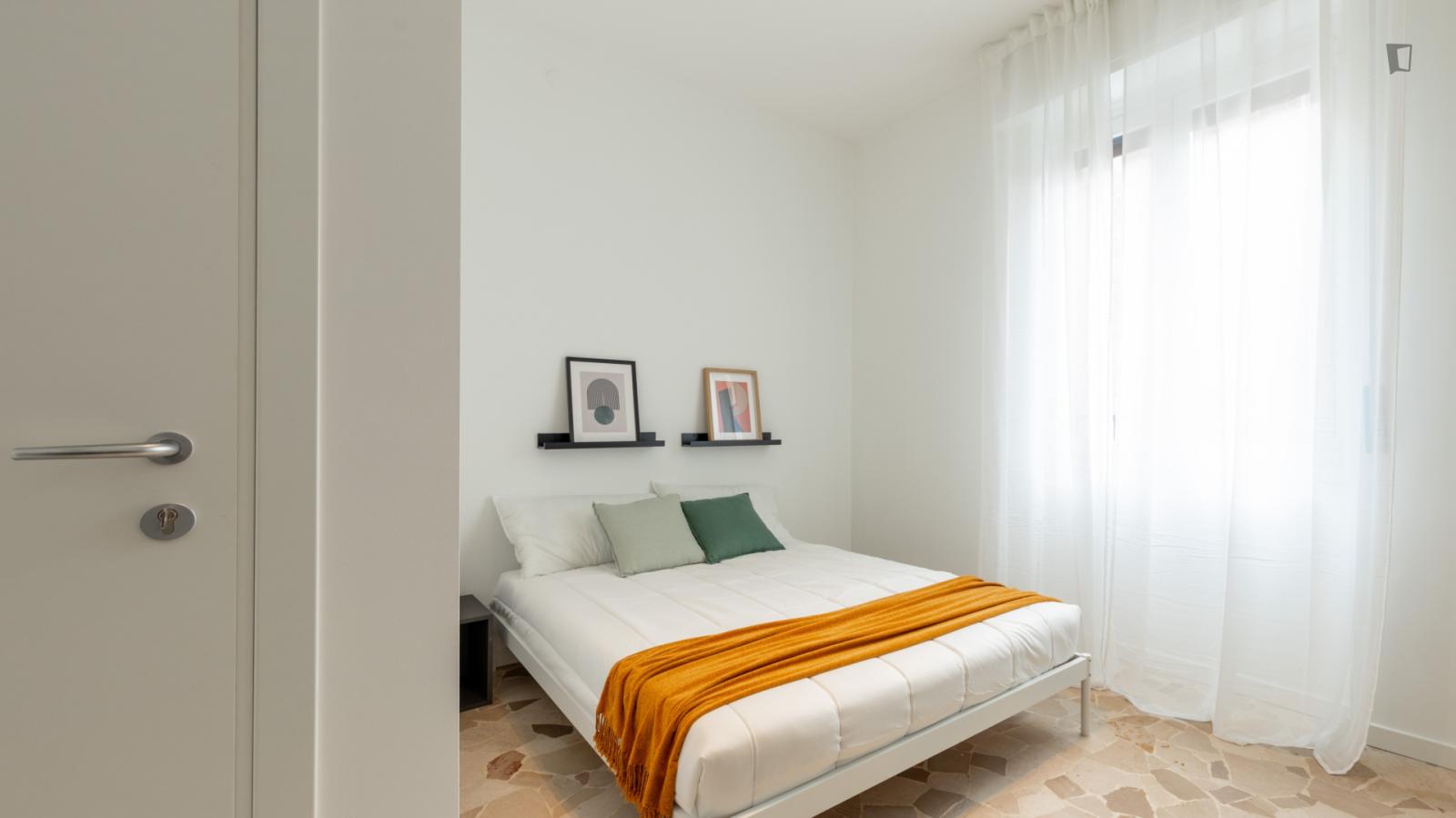 Charming Single Bedroom In Lorenteggio - 1