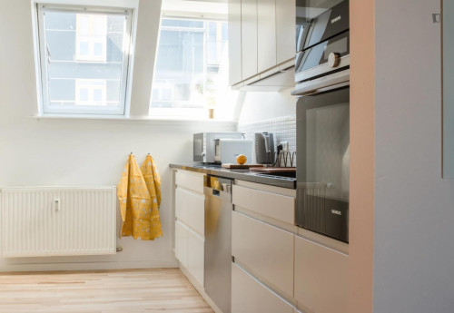 Comfortable double bedroom in the bustling City centre - Gallery - 9