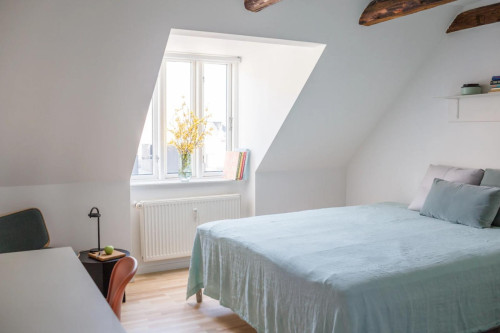 Comfortable double bedroom in the bustling City centre