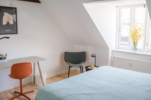 Comfortable double bedroom in the bustling City centre