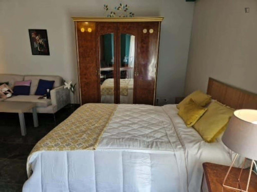 Room in Calle de Don Jaime I, Zaragoza with 6 bedrooms