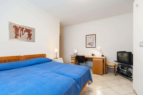 Room in Via Giuseppe Gregoraci, Roma for 70 m² with 2 bedrooms