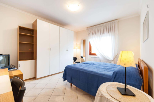 Room in Via Giuseppe Gregoraci, Roma for 70 m² with 2 bedrooms
