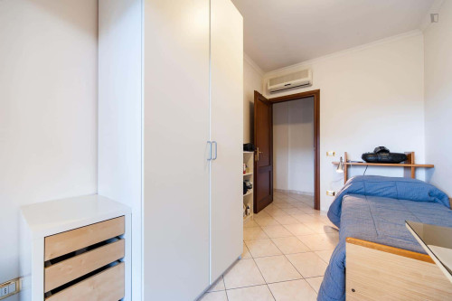 Room in Via Giuseppe Gregoraci, Roma for 90 m² with 4 bedrooms