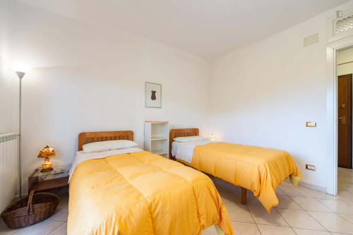 Room in Via Giuseppe Gregoraci, Roma for 90 m² with 4 bedrooms