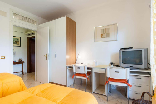 Room in Via Giuseppe Gregoraci, Roma for 90 m² with 4 bedrooms