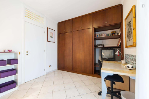 Room in Via Giuseppe Gregoraci, Roma for 70 m² with 2 bedrooms