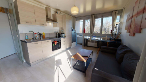 Room in Boulevard de l'Europe, Oullins-Pierre-Bénite for 82 m² with 3 bedrooms