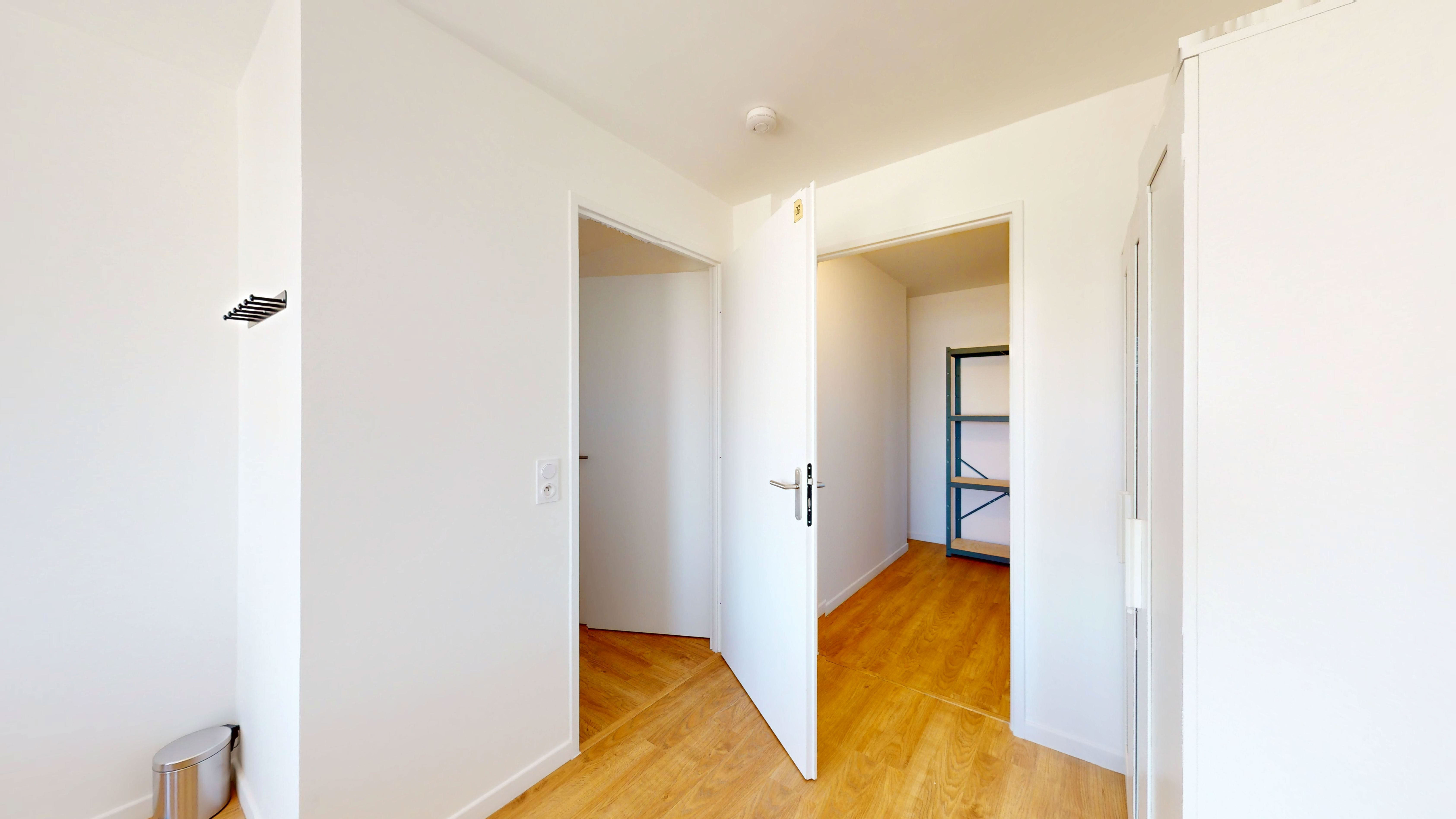 Room 9042 - 1