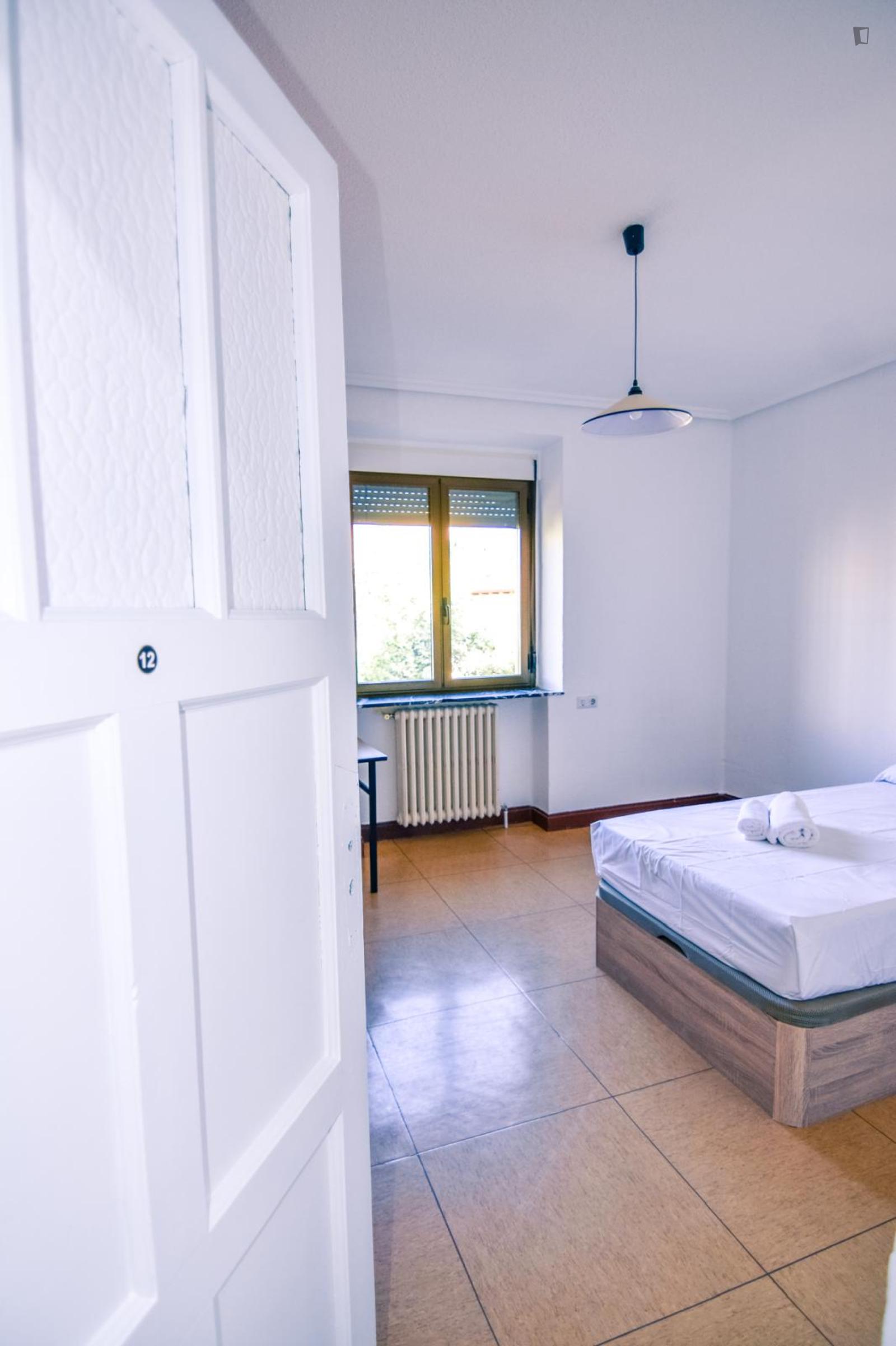 Inviting Single Bedroom Near The Faculty Of Psychology - 1