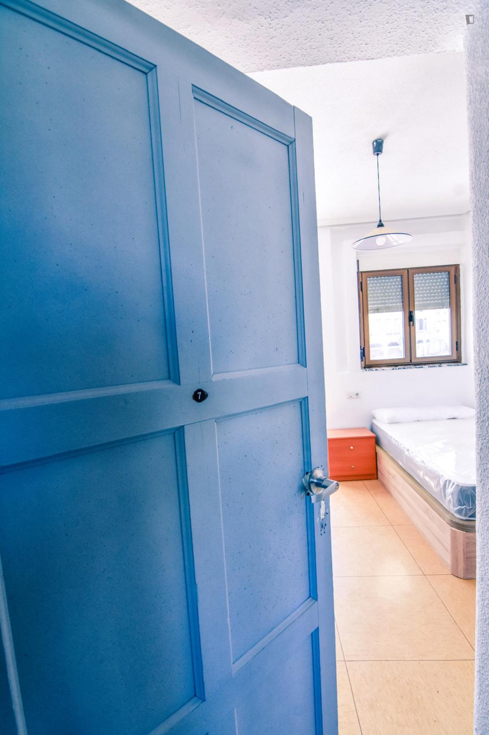 Inviting Single Bedroom Near The Faculty Of Psychology - 1