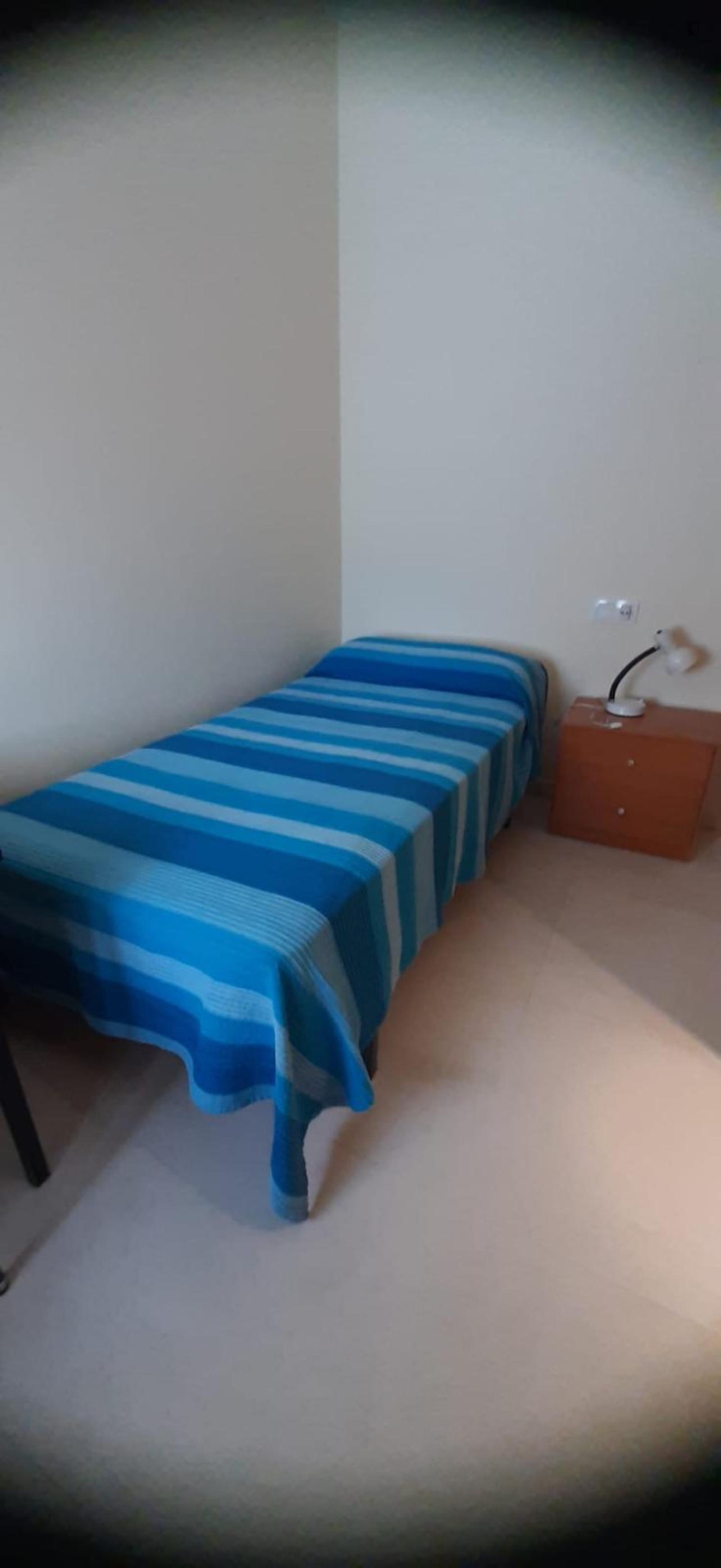 Inviting Single Bedroom Near The Faculty Of Psychology - 1