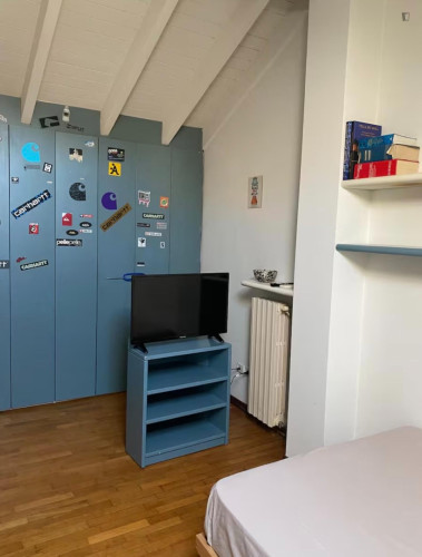 Single bedroom in 4-bedroom apartment