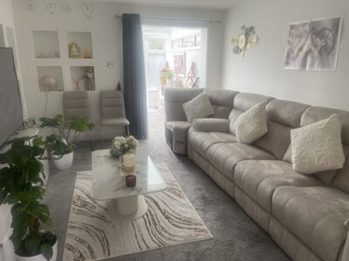 2 bedrooms house to share.