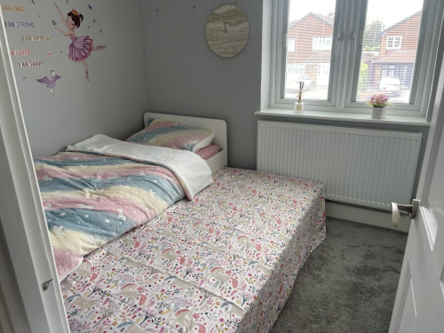 2 bedrooms house to share.