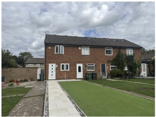 2 bedrooms house to share.