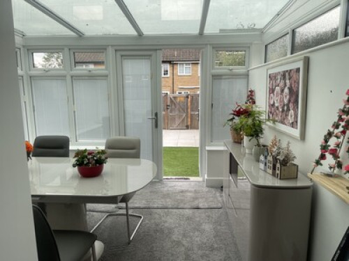 2 bedrooms house to share.