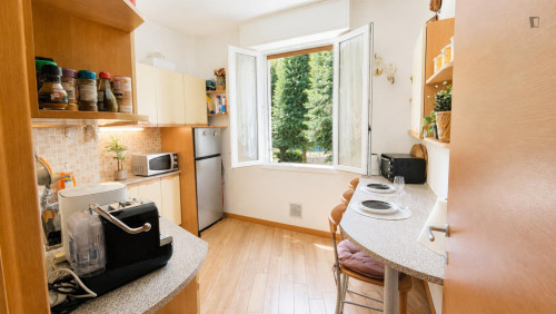 Double bedroom, with balcony, in 3-bedroom apartment