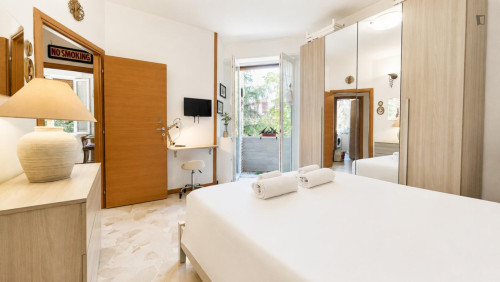 Double bedroom, with balcony, in 3-bedroom apartment