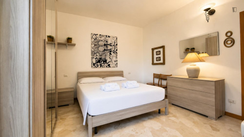 Double bedroom, with balcony, in 3-bedroom apartment