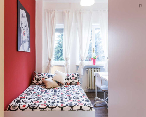 Bright double bedroom near the Gambara subway station