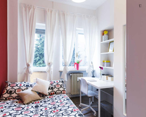 Bright double bedroom near the Gambara subway station