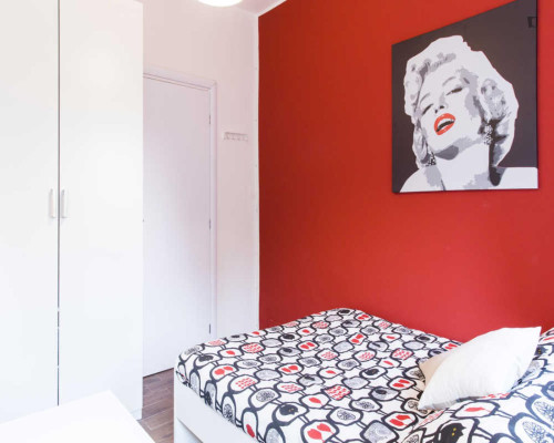 Bright double bedroom near the Gambara subway station