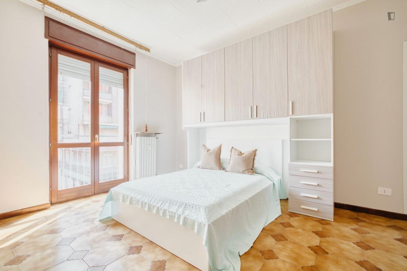 Inviting Double Bedroom In Affori - 1
