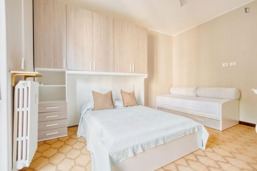 Bright double bedroom in Affori