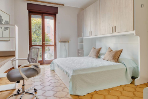 Bright double bedroom in Affori