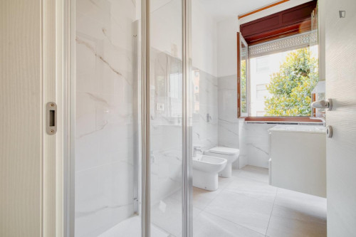 Bright double bedroom in Affori - Gallery - 4