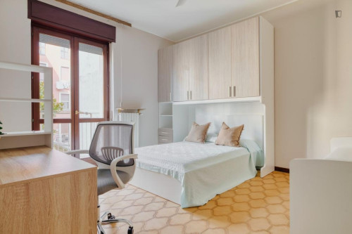 Bright double bedroom in Affori