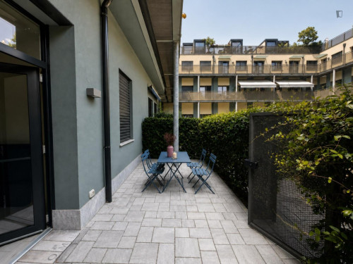 Modern Apartment with Pool and Patio - Gallery - 11