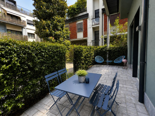 Modern Apartment with Pool and Patio - Gallery - 6