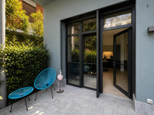 Modern Apartment with Pool and Patio - Gallery - 13
