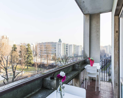 Cozy double bedroom near the Gambara subway station